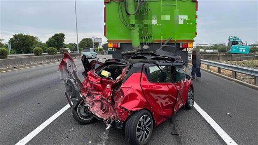 快訊／國道連續追撞！紅色自小客遭大貨車「無減速撞上」車體全爛！ | 三立新聞網 | LINE TODAY