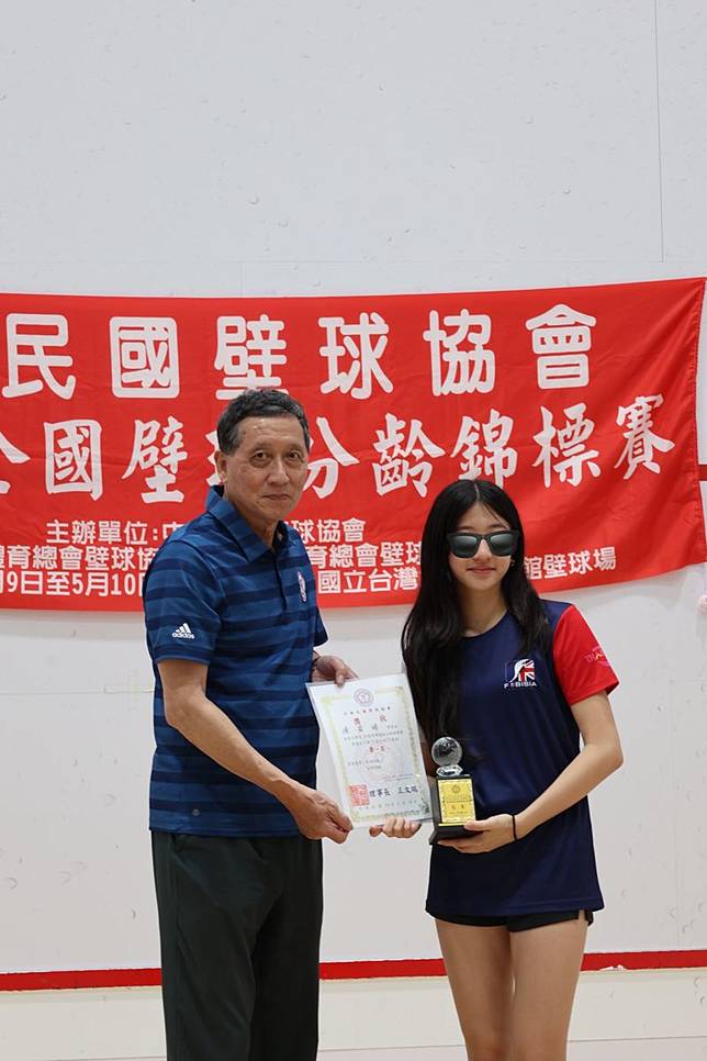 廖家儀的女兒陳若晞（右）今年已入選世界青年壁球代表隊。民視提供