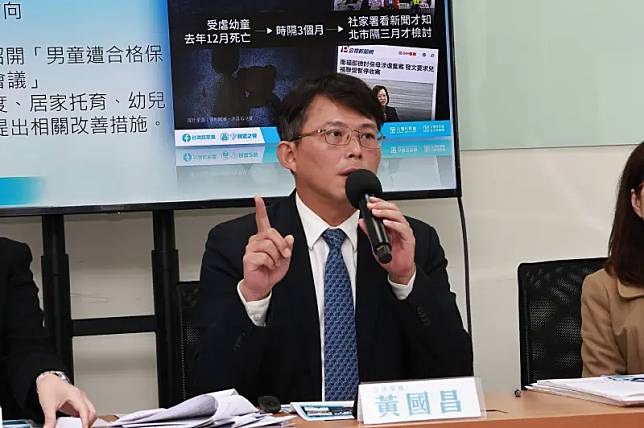 民眾黨立委黃國昌點名衛福部有人要為虐童案下台。