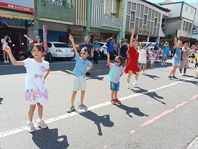 頭城鎮第一屆舞林高手，參賽者老、中、青、幼兒各個年齡層有五百位參與，大夥開開心心跳出健康與自信。（記者林坤瑋攝）