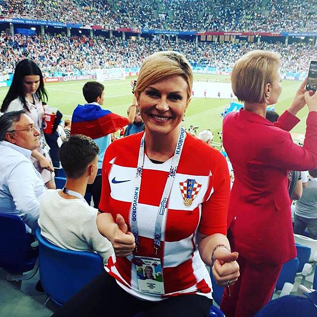 克羅地亞女總統格拉巴爾—基塔羅維奇（中）穿上紅白格仔「格仔軍」波衫支持克羅地亞國家隊。（Kolinda Grabar-Kitarovic facebook圖片）
