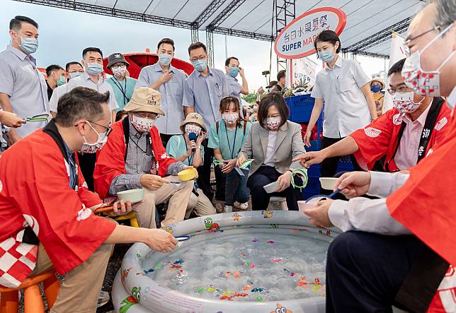 蔡英文總統參觀「台日水果夏祭」(圖：總統府提供)