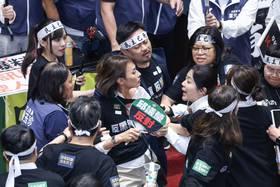 2024年5月，立委邱議瑩拿扇子敲打正在開直播的羅智強，徐巧芯隨即與邱議瑩拉扯衝突。資料照