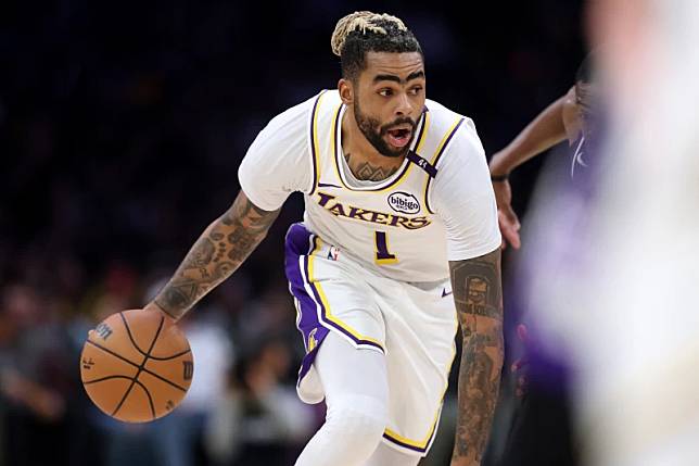 控衛羅素（D'Angelo Russell）開心被交易到籃網。法新社