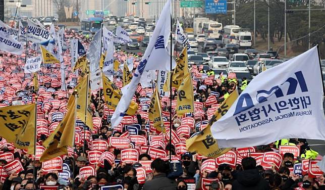 南韓政府19日宣佈，允許指定擴招醫學生的32所大學，自行決定擴招名額，被視為是政府方面在擴招醫學生政策上，態度軟化。