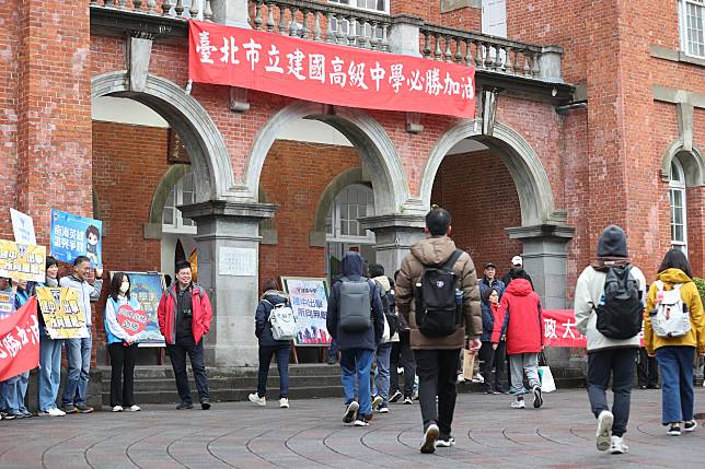 114升大學學測今天考完，傳出一名考生在社群媒體上發布英文科劃卡答題卷圖片。記者林伯東／攝影