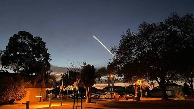 美國太空探索科技公司(SpaceX)於18日晚間，在加州發射載有22顆「星鏈(Starlink)」衛星的「獵鷹9號火箭(Falcon 9 launches)」。(圖由讀者Benjamin Wolkomir授權提供)