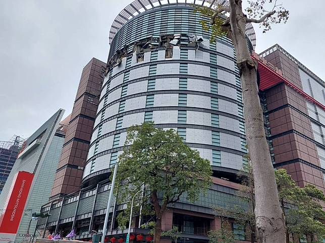 協助新光三越氣爆受害者法律諮詢，中市府：累計21件求助。（圖：寇世菁攝）