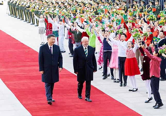 Chinese President Xi Jinping holds a welcoming ceremony for Brazilian President Luiz Inacio Lula da Silva at the square outside the east entrance of the Great Hall of the People prior to their talks in Beijing, capital of China, April 14, 2023. (Xinhua/Huang Jingwen)