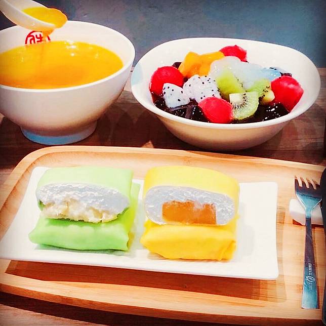 店內的手作糕點「榴槤班戟」(左下)、「芒果班戟」(右下)必吃(圖片提供/滿哥甜品坊)