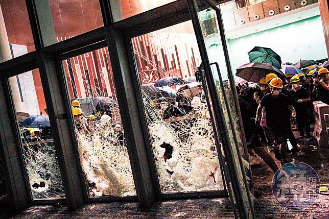 7月1日下午1時許，陸續有部分示威民眾試圖以鐵條、鐵籠車衝撞立法會大型落地窗，成功破壞多個玻璃門。