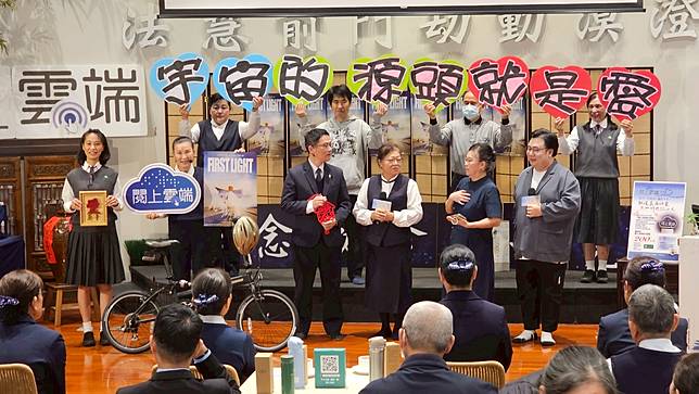 劉國劭南下高雄宣傳《宇宙的源頭就是愛》。左起徐振家主任、李玲惠校長、游美雲主持人、劉國劭