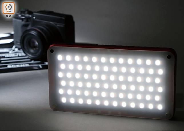 面板提供144粒LED燈珠，可調校2,600K~6,000K的色溫值，白光黃光隨時切換。（郭凱敏攝）