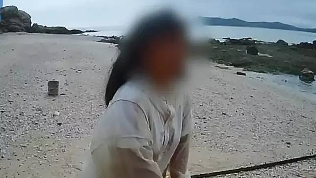 13歲少女在荒島進行教育
