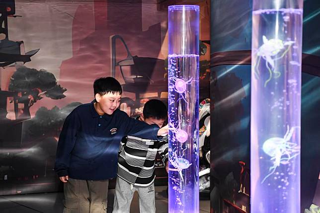 Children visit Chongqing Science and Technology Museum in southwest China's Chongqing, Oct. 3, 2024. (Xinhua/Wang Quanchao)