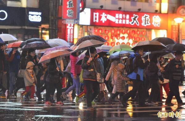 今日受鋒面掠過影響，北部、東半部將有局部短暫雨。明日則是有一波冷空氣南下，預估最冷時段會落在週六晚間至週日清晨，將會是入冬以來首波「強烈大陸冷氣團」，且受「強輻射冷卻」影響，部分平地最低氣溫將降至6度左右。(資料照)