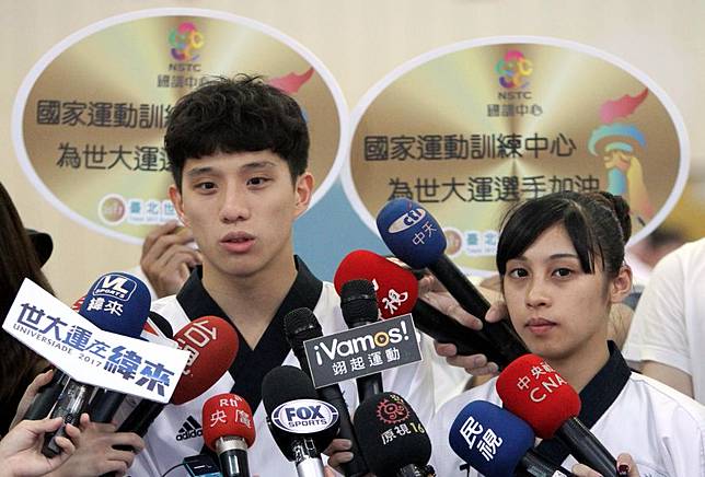 李晟綱(左)改和蘇佳恩(右)搭檔比世大運品勢混雙，希望能為受傷的女友廖文暄圓未圓的金牌夢。林嘉欣／攝影。