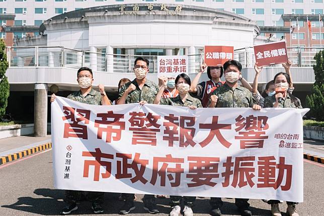 基進黨議員候選人身穿軍裝，台南市黨部要求市府成立地方性全民國防專責機構。（記者林雪娟攝）