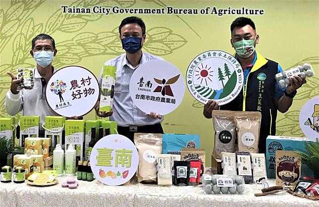 農業局科長張順得（中）邀東山區聖賢與新化礁坑兩社區共同行銷創新產品。（記者翁聖權攝）