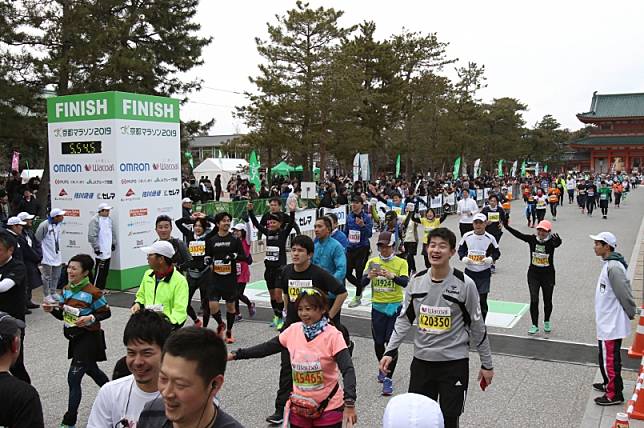 京都馬拉松（Kyoto Marathon）今（16）日開跑，因應武漢肺炎疫情的快速傳播，主辦單位事前曾呼籲中國參賽者盡量放棄並退賽；不過有28名選手不接受請求，參加比賽。圖為2019年東京馬拉松比賽。   圖：取自運動筆記