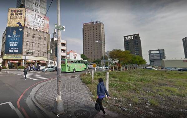 網友發現「Uber小隻馬外送女」在台中市台灣大道、安和路口。（翻攝自Google Maps）