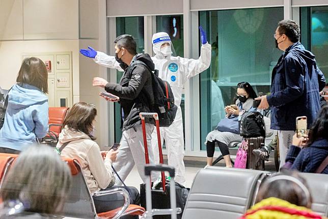 最近一個月來境外移入確診人數驟增，來自美國的旅客就占將近七成。圖為機場檢疫情形。(中央社)