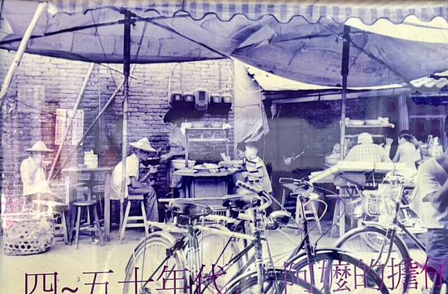 店家仍保留阿公、阿嬤昔日賣麵的畫面。(記者顏宏駿翻攝)