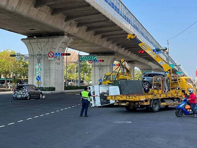 大貨車超車不慎撞上前方行駛中3輛車，強大撞擊力道導致小貨車側翻，二輛自小客車嚴重變形損毀。(記者張翔翻攝)