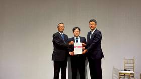 台北市日本工商會發表年度白皮書，提出4項建議。由理事長相馬遞交給國發會主委葉俊顯。戴嘉芬攝