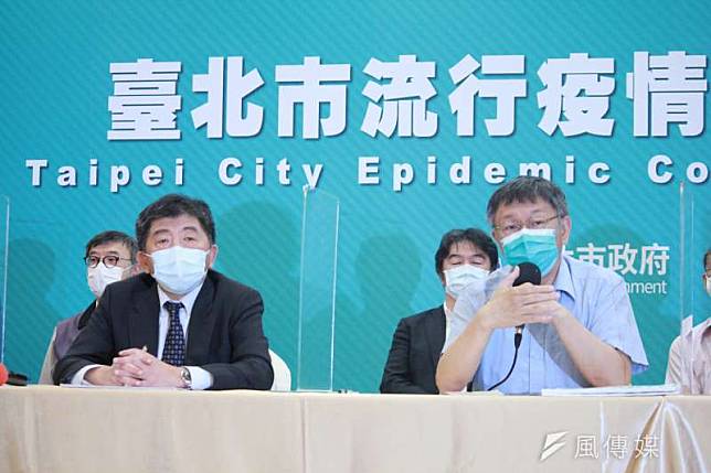 台北市政府否認快篩是柯文哲（右）和陳時中（左）14日會議中決定。（資料照，方炳超攝）