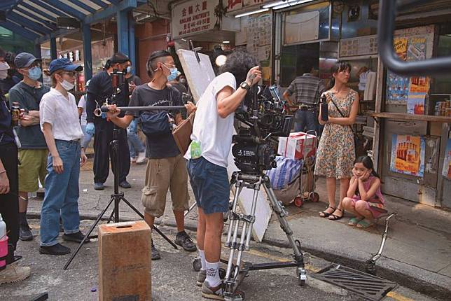 由於預算有限，導演祝紫嫣（左二）選在20多年沒大變化的金輪大廈拍攝1997年媽媽周琳（右二）與女兒許可兒（右一）初抵香港的場景。（甲上娛樂提供）