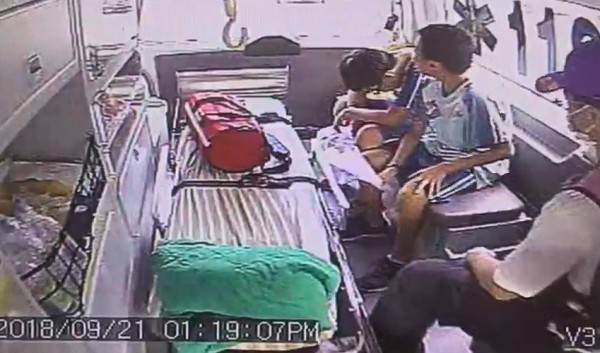 誤食漂白水的大勇國小學生被救護車送往醫院治療。(記者周敏鴻翻攝)