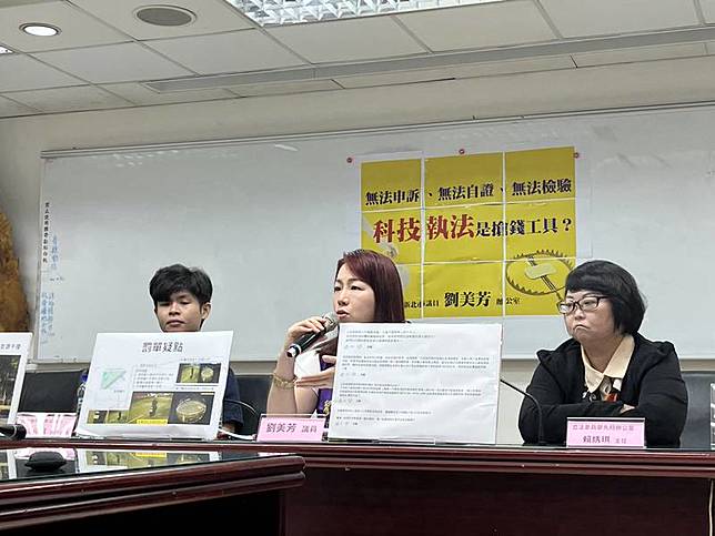  國民黨新北市議員劉美芳（中）18日在記者會表示， 不少民眾陳情機車多為原廠、未改裝車輛，甚至排氣 管仍保留原廠編號，卻因聲音超標而收到罰單，並指 聲音照相執法易受環境音干擾，可能影響判定。 中央社記者趙敏雅攝 114年4月18日