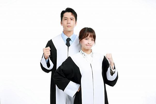 《王牌辯護人》推出免費官方貼圖，胡宇威、葉星辰穿上律師服裝拍照。