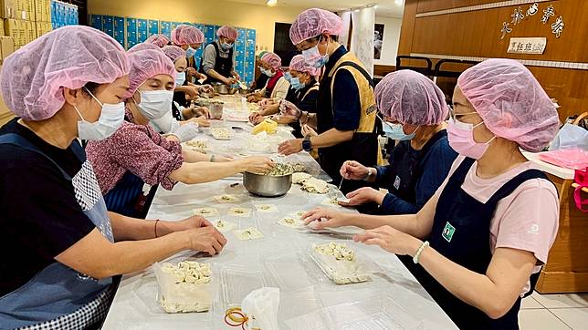 大林慈濟醫院人文室發起「手作餛飩募愛心 馳援泰緬強震」活動，邀集醫師娘與醫療志工共同投入，以實際行動援助災民重建家園。