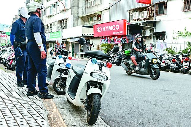 叫車平台Uber昨天下午起於台北市北投至新北投區間，推出為期一個月的北投短程文化體驗，主打機車免費載客，由於此舉恐違法，北投站外有員警稽查。記者曾原信／攝影