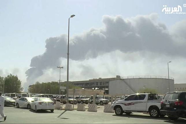 2019年9月14日，沙烏地阿拉伯東部兩座油田遭到無人機攻擊，爆炸後冒出大火與濃煙。（AP）