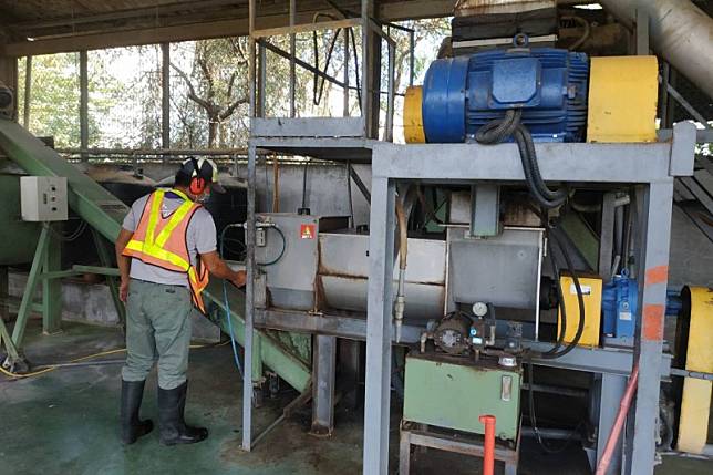 高雄市環保局把廚餘堆肥製作有機「雄好肥」，供民眾索取。（圖/高市環保局提供）