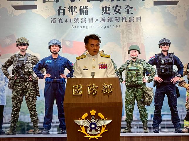 國防部資源司財務資源處處長高志雄少將說明因應立法院修正「軍人待遇條例」為志願役齊頭式加薪3萬元，將增近300億元支出，對於預算如何編列？仍由國防部研擬中。郭宏章攝