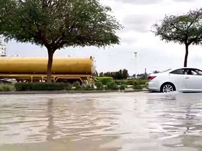 阿聯遭遇洪水，第二大商業城市杜拜，到處可見車輛被遺棄在路上。