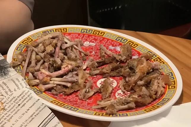 店家要求豪豪重啃骨頭，遭網友批評「輸不起」、「雞蛋裡挑骨頭」。圖／翻攝自YT@吃貨豪豪HowHowEat