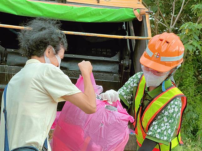 中秋連假期間清潔隊員的垃圾收運工作照常。（新北市環保局提供）