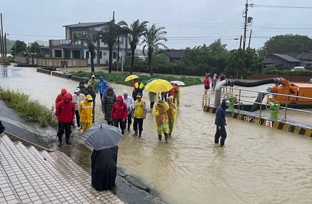 行政院卓院長南下雲林分別到元長鄉及斗南大湖口溪勘災。（記者陳正芬攝）