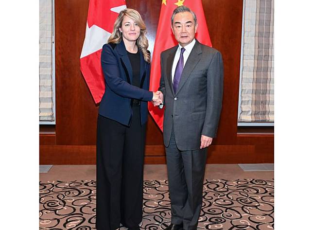 中國外交部長王毅17日會晤加拿大外交部長趙美蘭(Melanie Joly)。(圖：中國外交部)