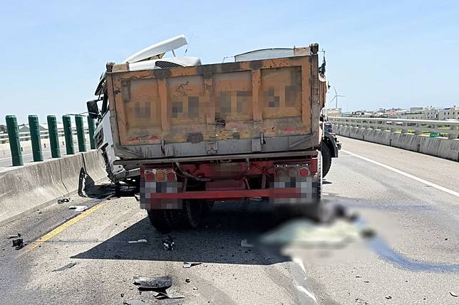 砂石車駕駛疑自撞護欄、噴飛車外，被自己的車子後輪輾壓，當場臟器外露，明顯死亡。民眾提供