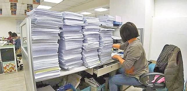 保險業務員辦公桌堆滿防疫保單。翻攝「爆廢公社二館」臉書