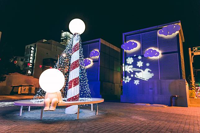 忠明街口的「聖誕遊樂場」有聖誕老人乘著雪撬滿載禮物穿梭在＜亮亮雲＞中