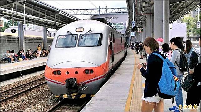 疫情警戒今降至二級，台鐵局表示，今起開放電子票證搭對號列車，並維持退票免手續費。(資料照，記者鄭瑋奇攝)