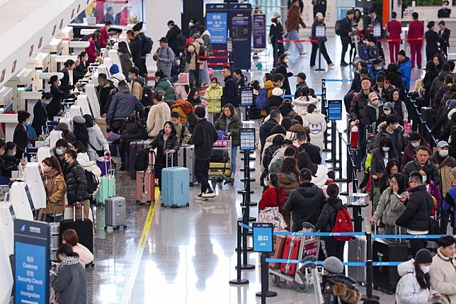 Passengers queue up to check in at Beijing Daxing International Airport in Beijing, capital of China, Jan. 26, 2024. (Xinhua/Ju Huanzong)