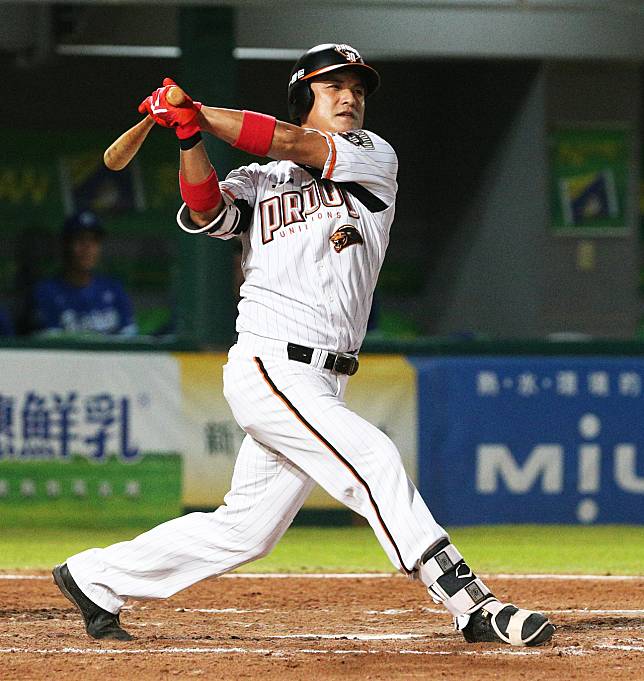 統一獅潘武雄今晚在台南棒球場八局下代打轟出的右外野兩分砲，達成隊史第1萬4000分打點的里程碑。
